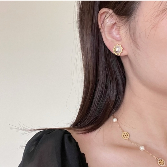 *** SOLD *** Tory Burch Sunflowers Pearl & Gold Logo Stud Earrings - Picture 5 of 11